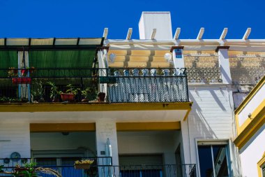 Seville İspanya 2 Temmuz 2021 İspanya 'nın güneyindeki Endülüs Bölgesi' nin başkenti ve sembolik bir şehir olan Sevilla sokaklarında bir binanın cephesi.