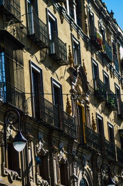 Seville İspanya 2 Temmuz 2021 İspanya 'nın güneyindeki Endülüs Bölgesi' nin başkenti ve sembolik bir şehir olan Sevilla sokaklarında bir binanın cephesi.