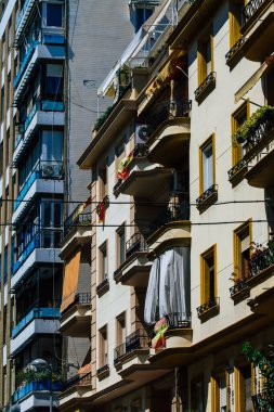 Seville İspanya 2 Temmuz 2021 İspanya 'nın güneyindeki Endülüs Bölgesi' nin başkenti ve sembolik bir şehir olan Sevilla sokaklarında bir binanın cephesi.