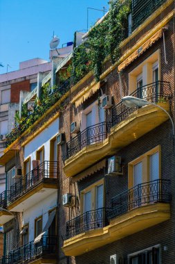 Seville İspanya 2 Temmuz 2021 İspanya 'nın güneyindeki Endülüs Bölgesi' nin başkenti ve sembolik bir şehir olan Sevilla sokaklarında bir binanın cephesi.