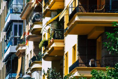 Seville İspanya 2 Temmuz 2021 İspanya 'nın güneyindeki Endülüs Bölgesi' nin başkenti ve sembolik bir şehir olan Sevilla sokaklarında bir binanın cephesi.