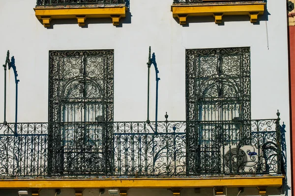 セビリアスペイン2021年7月2日スペイン南部のアンダルシア地方の象徴的な都市と首都セビリアの通りにある建物のファサード — ストック写真