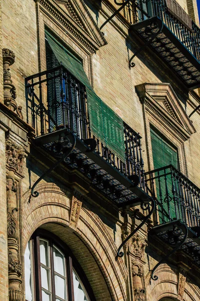 セビリアスペイン2021年7月2日スペイン南部のアンダルシア地方の象徴的な都市と首都セビリアの通りにある建物のファサード — ストック写真