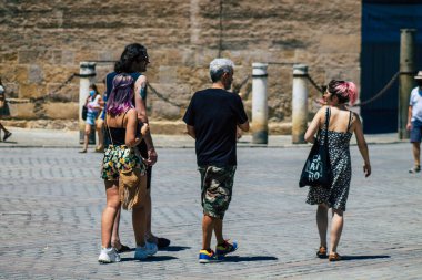 Sevilla İspanya. 3 Temmuz 2021. Koronavirüs salgını sırasında Sevilla sokaklarında yürüyen yayalar İspanya 'yı vururken sokakta maske takmak zorunlu değil.