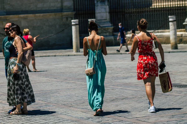 Σεβίλλη Ισπανία Ιουλίου 2021 Πεζοί Που Περπατούν Στους Δρόμους Της — Φωτογραφία Αρχείου