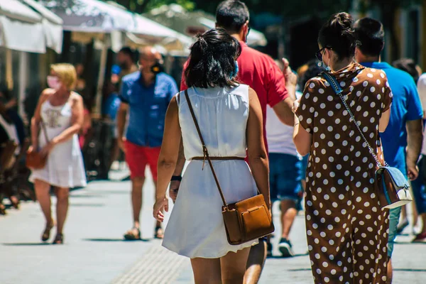 Sevilha Espanha Julho 2021 Pedestres Andando Pelas Ruas Sevilha Durante — Fotografia de Stock