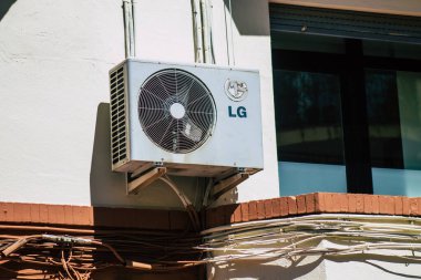 Sevilla İspanya 3 Temmuz 2021 tarihinde İspanya 'nın güneyinde, sembolik bir şehir ve Endülüs Bölgesi' nin başkenti olan Sevilla sokaklarındaki bir binanın ön cephesinde.