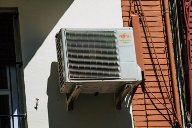 Sevilla İspanya 3 Temmuz 2021 tarihinde İspanya 'nın güneyinde, sembolik bir şehir ve Endülüs Bölgesi' nin başkenti olan Sevilla sokaklarındaki bir binanın ön cephesinde.