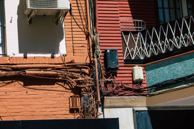 Seville İspanya 3 Temmuz 2021 İspanya 'nın güneyinde, sembolik bir şehir ve Endülüs Bölgesi' nin başkenti Seville sokaklarındaki bir binanın ön cephesinde bulunan elektrik kabloları.