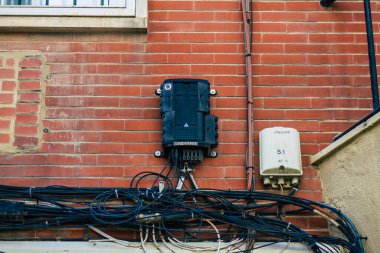 Seville İspanya 3 Temmuz 2021 İspanya 'nın güneyinde, sembolik bir şehir ve Endülüs Bölgesi' nin başkenti Seville sokaklarındaki bir binanın ön cephesinde bulunan elektrik kabloları.