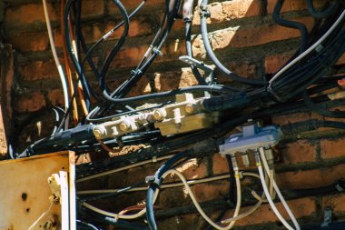 Seville İspanya 3 Temmuz 2021 İspanya 'nın güneyinde, sembolik bir şehir ve Endülüs Bölgesi' nin başkenti Seville sokaklarındaki bir binanın ön cephesinde bulunan elektrik kabloları.