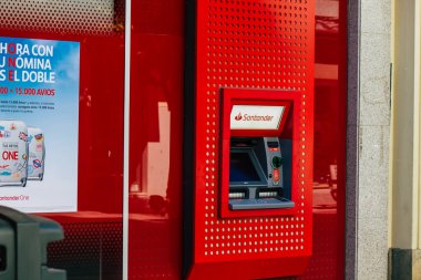 Seville İspanya 3 Temmuz 2021 İspanya 'nın güneyindeki Endülüs Bölgesi' nin başkenti ve sembolik bir şehir olan Sevilla sokaklarında ATM bulunmaktadır.