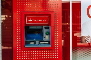 Seville İspanya 3 Temmuz 2021 İspanya 'nın güneyindeki Endülüs Bölgesi' nin başkenti ve sembolik bir şehir olan Sevilla sokaklarında ATM bulunmaktadır.