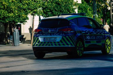 Seville İspanya 4 Temmuz 2021 Yerel polis, İspanya 'nın güneyinde, sembolik bir şehir ve Endülüs Bölgesi' nin başkenti Sevilla sokaklarında devriye geziyor.