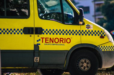 Seville İspanya 4 Temmuz 2021 'de, İspanya' nın güneyindeki Endülüs Bölgesi 'nin başkenti ve sembolik bir şehir olan Sevilla sokaklarında ambülans kuruldu.