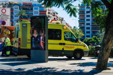 Seville İspanya 4 Temmuz 2021 'de, İspanya' nın güneyindeki Endülüs Bölgesi 'nin başkenti ve sembolik bir şehir olan Sevilla sokaklarında ambülans kuruldu.