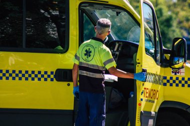 Seville İspanya 4 Temmuz 2021 'de, İspanya' nın güneyindeki Endülüs Bölgesi 'nin başkenti ve sembolik bir şehir olan Sevilla sokaklarında ambülans kuruldu.