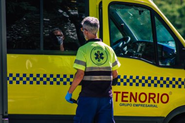 Seville İspanya 4 Temmuz 2021 'de, İspanya' nın güneyindeki Endülüs Bölgesi 'nin başkenti ve sembolik bir şehir olan Sevilla sokaklarında ambülans kuruldu.