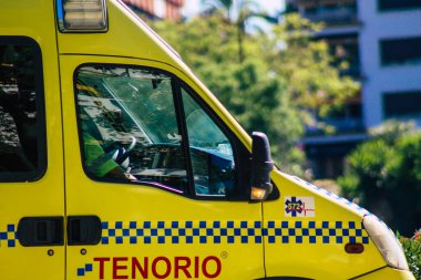 Seville İspanya 4 Temmuz 2021 'de, İspanya' nın güneyindeki Endülüs Bölgesi 'nin başkenti ve sembolik bir şehir olan Sevilla sokaklarında ambülans kuruldu.