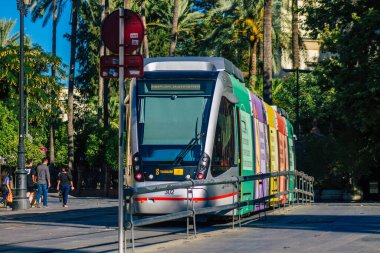 Seville İspanya 4 Temmuz 2021 İspanya 'nın güneyinde, sembolik bir şehir ve Endülüs Bölgesi' nin başkenti olan Seville sokaklarından geçen yolcular için modern elektrikli tramvay