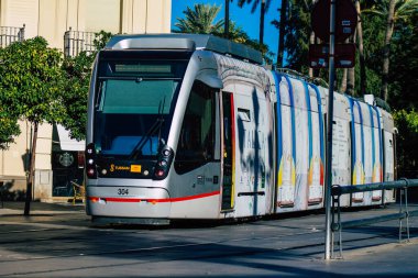 Seville İspanya 4 Temmuz 2021 İspanya 'nın güneyinde, sembolik bir şehir ve Endülüs Bölgesi' nin başkenti olan Seville sokaklarından geçen yolcular için modern elektrikli tramvay
