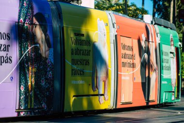 Seville İspanya 4 Temmuz 2021 İspanya 'nın güneyinde, sembolik bir şehir ve Endülüs Bölgesi' nin başkenti olan Seville sokaklarından geçen yolcular için modern elektrikli tramvay