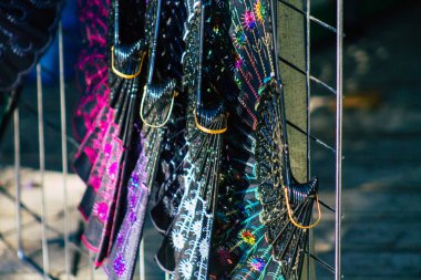 Sevilla İspanya 4 Temmuz 2021 dekoratif nesneler ve hatıralar İspanya 'nın güneyinde, sembolik bir şehir ve Endülüs bölgesinin başkenti olan Sevilla sokaklarında satıldı.