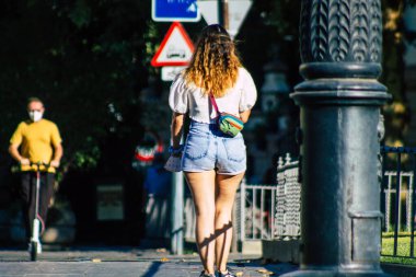 Sevilla İspanya 4 Temmuz 2021 Sevilla sokaklarında yürüyen yayalar koronavirüs salgını sırasında İspanya 'ya saldırıyor, sokakta maske takmak zorunlu değil.