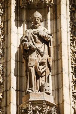 Seville İspanya 2 Temmuz 2021 Saint Metropolitan ve Patriksel Sevilla Katedrali dış cephenin ayrıntıları dünyanın en büyük Gotik katedrali.