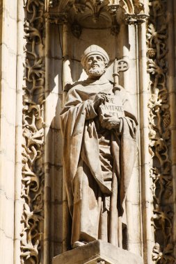 Seville İspanya 2 Temmuz 2021 Saint Metropolitan ve Patriksel Sevilla Katedrali dış cephenin ayrıntıları dünyanın en büyük Gotik katedrali.