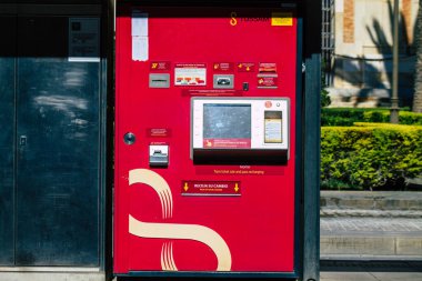 Seville İspanya 4 Temmuz 2021 İspanya 'nın güneyindeki Endülüs Bölgesi' nin başkenti ve sembolik bir şehir olan Sevilla sokaklarında tren durağı.