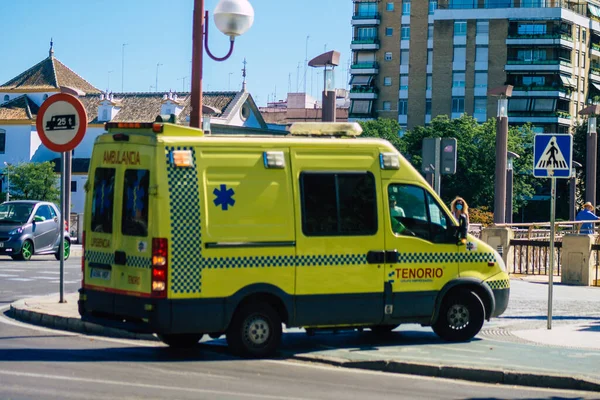 2021年7月4日 西班牙塞维利亚市 西班牙南部安达卢西亚地区首府 塞维利亚街头的救护车 — 图库照片