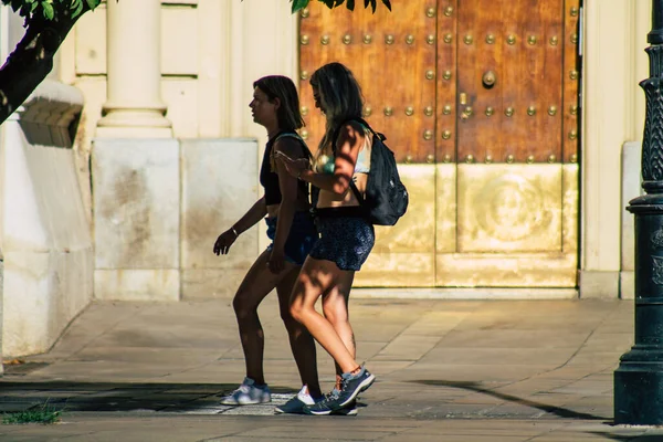 Sevilla Automatische Übersetzung Spanien Juli 2021 Fußgänger Die Während Des — Stockfoto