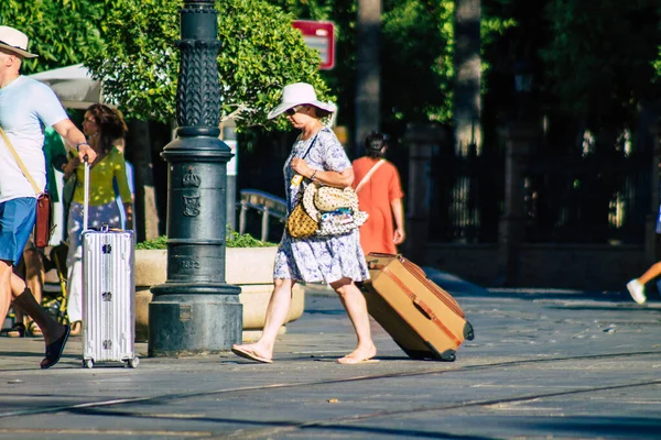 Sevilha Espanha Julho 2021 Pedestres Andando Pelas Ruas Sevilha Durante — Fotografia de Stock