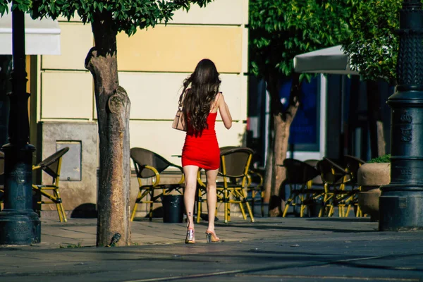 Sevilha Espanha Julho 2021 Pedestres Andando Pelas Ruas Sevilha Durante — Fotografia de Stock