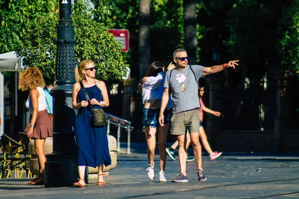 Sevilla Automatische Übersetzung Spanien Juli 2021 Fußgänger Die Während Des — Stockfoto