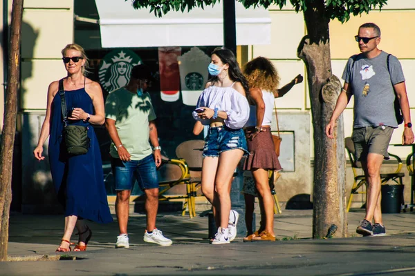 Sevilha Espanha Julho 2021 Pedestres Andando Pelas Ruas Sevilha Durante — Fotografia de Stock