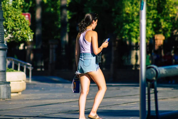 Sevilla Automatische Übersetzung Spanien Juli 2021 Fußgänger Die Während Des — Stockfoto