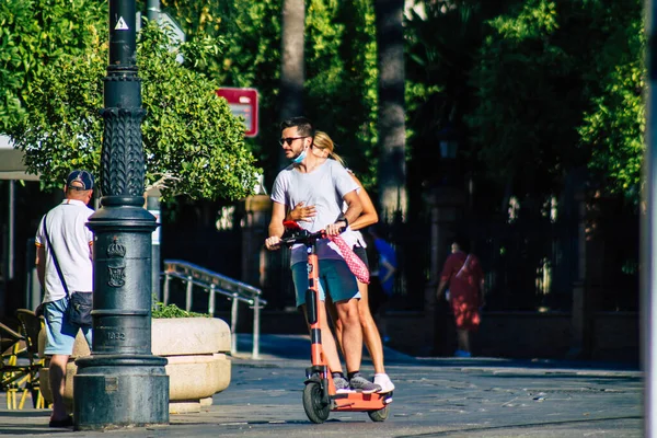 Σεβίλλη Ισπανία Ιούλιος 2021 Άνθρωποι Κυλούν Ηλεκτρικό Σκούτερ Στους Δρόμους — Φωτογραφία Αρχείου