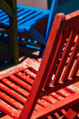 Seville İspanya Temmuz 05, 2021 İspanya 'nın güneyinde, sembolik şehir ve Endülüs Bölgesi' nin başkenti Seville 'deki eski Santa Cruz mahallesindeki bir binanın çatısının manzarası.