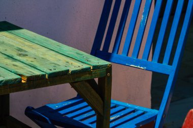 Seville İspanya Temmuz 05, 2021 İspanya 'nın güneyinde, sembolik şehir ve Endülüs Bölgesi' nin başkenti Seville 'deki eski Santa Cruz mahallesindeki bir binanın çatısının manzarası.