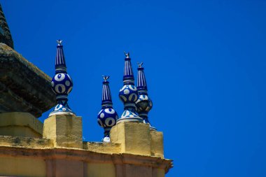 Seville İspanya Temmuz 05, 2021 İspanya 'nın güneyinde, sembolik şehir ve Endülüs Bölgesi' nin başkenti Seville 'deki eski Santa Cruz mahallesindeki bir binanın çatısının manzarası.
