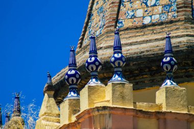 Seville İspanya Temmuz 05, 2021 İspanya 'nın güneyinde, sembolik şehir ve Endülüs Bölgesi' nin başkenti Seville 'deki eski Santa Cruz mahallesindeki bir binanın çatısının manzarası.