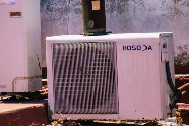 Seville İspanya Temmuz 05, 2021 İspanya 'nın güneyinde, sembolik şehir ve Endülüs Bölgesi' nin başkenti Seville 'deki eski Santa Cruz mahallesindeki bir binanın çatısının manzarası.