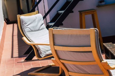 Seville İspanya Temmuz 05, 2021 İspanya 'nın güneyinde, sembolik şehir ve Endülüs Bölgesi' nin başkenti Seville 'deki eski Santa Cruz mahallesindeki bir binanın çatısının manzarası.