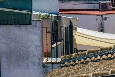 Seville İspanya Temmuz 05, 2021 İspanya 'nın güneyinde, sembolik şehir ve Endülüs Bölgesi' nin başkenti Seville 'deki eski Santa Cruz mahallesindeki bir binanın çatısının manzarası.