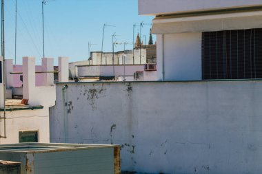 Seville İspanya Temmuz 05, 2021 İspanya 'nın güneyinde, sembolik şehir ve Endülüs Bölgesi' nin başkenti Seville 'deki eski Santa Cruz mahallesindeki bir binanın çatısının manzarası.