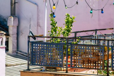 Seville İspanya Temmuz 05, 2021 İspanya 'nın güneyinde, sembolik şehir ve Endülüs Bölgesi' nin başkenti Seville 'deki eski Santa Cruz mahallesindeki bir binanın çatısının manzarası.