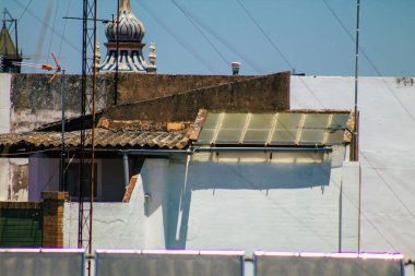 Seville İspanya Temmuz 05, 2021 İspanya 'nın güneyinde, sembolik şehir ve Endülüs Bölgesi' nin başkenti Seville 'deki eski Santa Cruz mahallesindeki bir binanın çatısının manzarası.