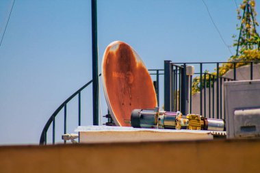 Seville İspanya Temmuz 05, 2021 İspanya 'nın güneyinde, sembolik şehir ve Endülüs Bölgesi' nin başkenti Seville 'deki eski Santa Cruz mahallesindeki bir binanın çatısının manzarası.